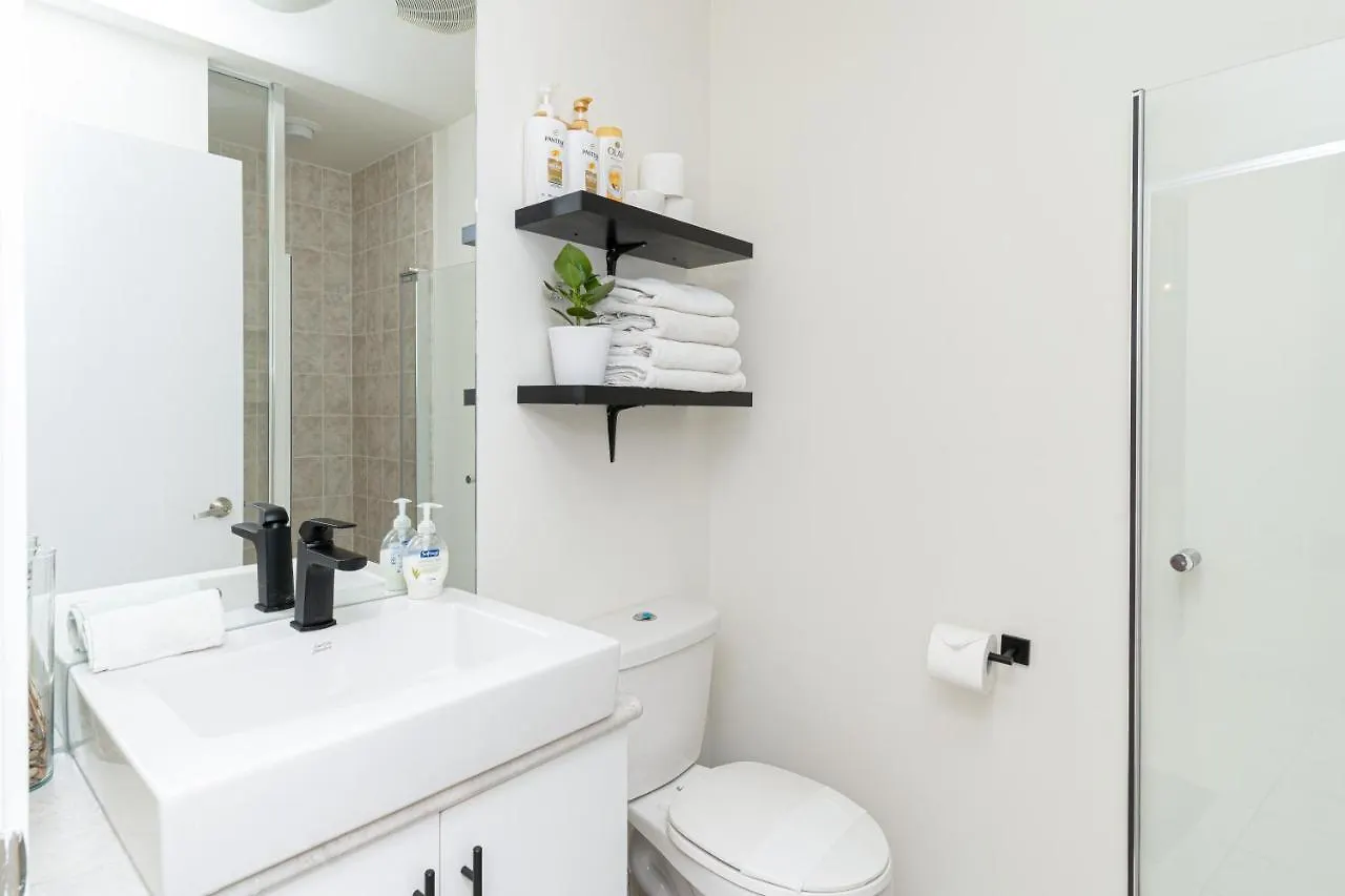 Beautiful Modern Toronto Luxurious Scotiabank Arena Aparthotel 0*,  Canada